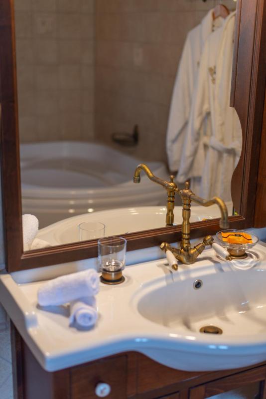 Suite with Jetted Tub and Sea View image 3