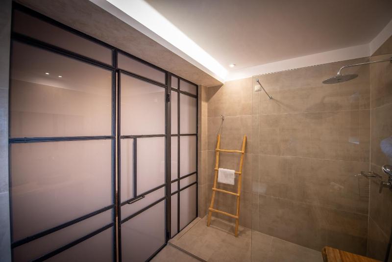 Junior Suite with Terrace and Garden View image 4