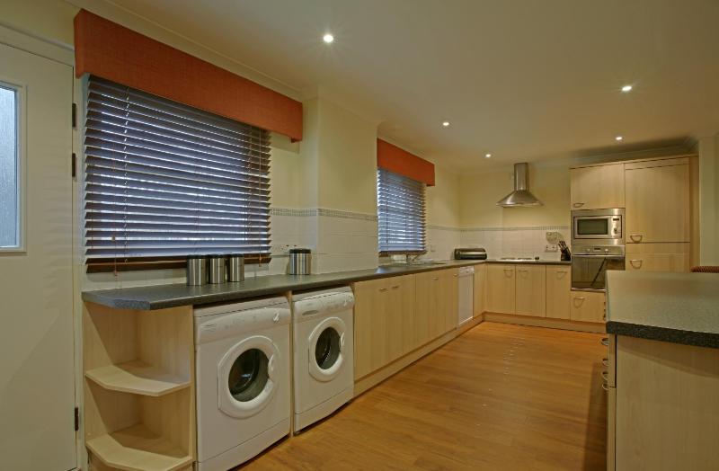 Four-Bedroom House - Pet Friendly image 4