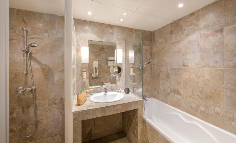 Classic Double Room with Garden View image 3
