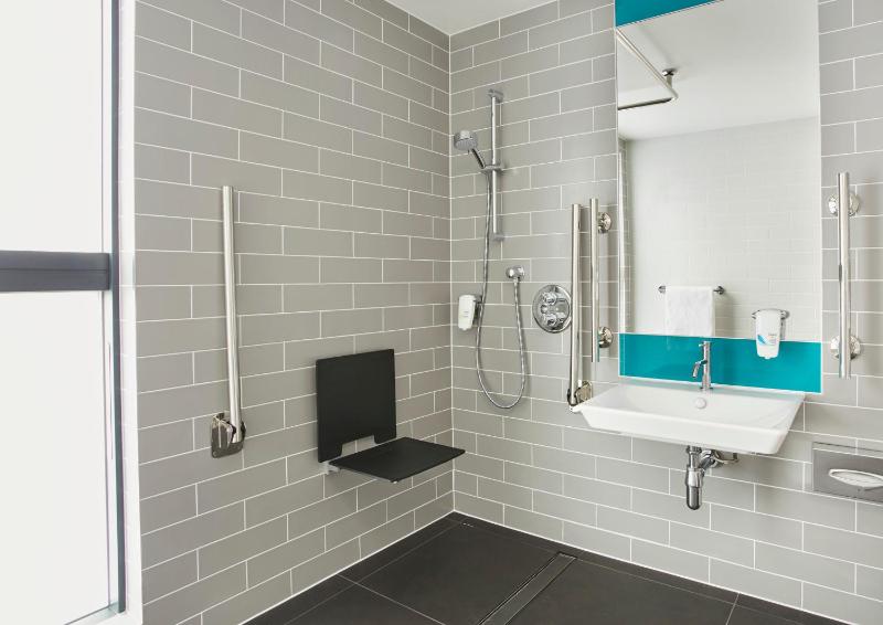 Standard Queen Room with Roll-in Shower - Mobility Access image 3