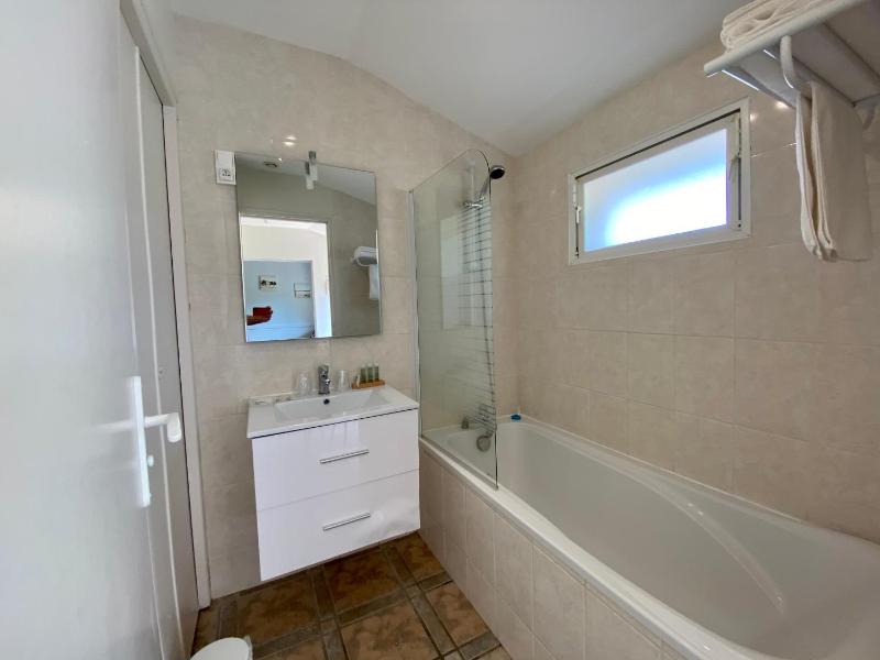 Two-Bedroom Apartment with Bath image 4