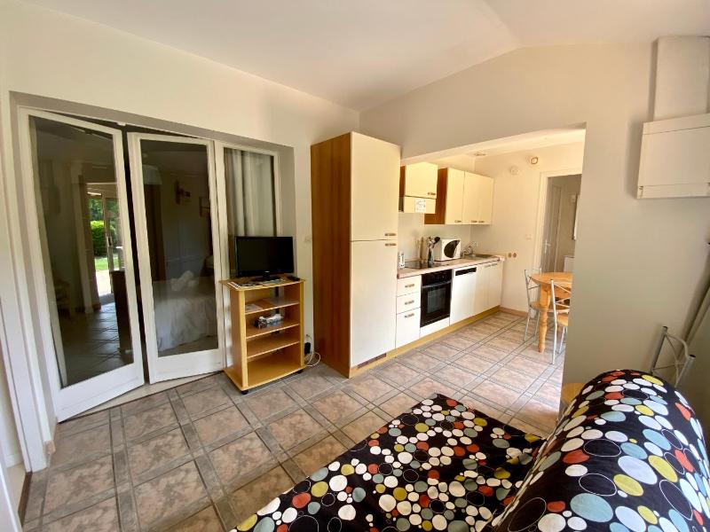 Two-Bedroom Apartment with Bath image 3