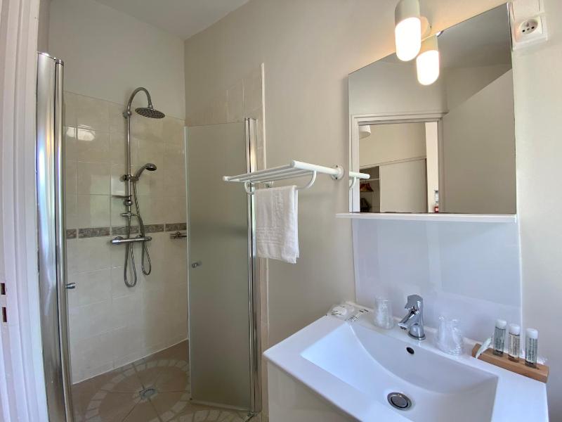 Two-Bedroom Apartment with Shower  image 4