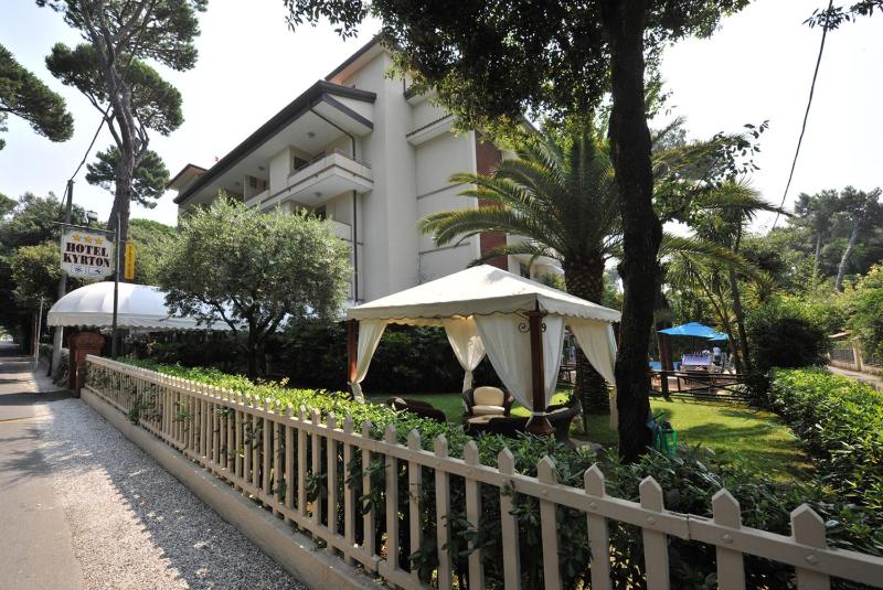 Triple Room with Balcony image 3