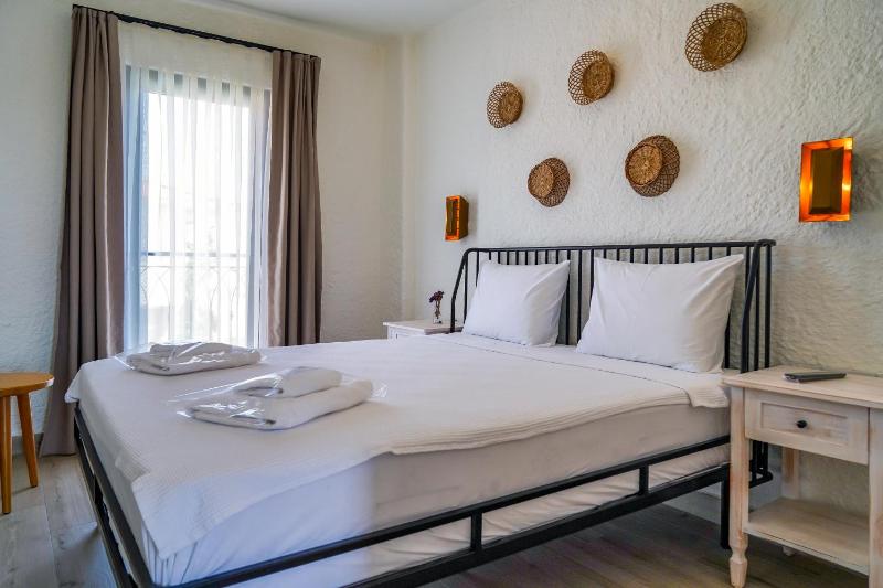 Double Room with Pool View image 4