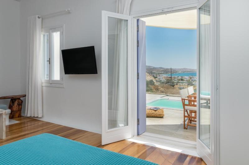 Suite with Hot Tub and Sea View image 2
