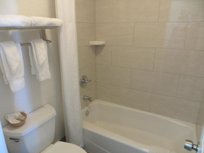 King Room - Non-Smoking image 3