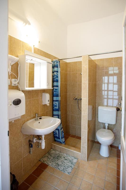Double Room with Bathroom image 2