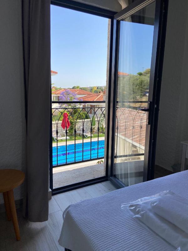 Double Room with Pool View image 1