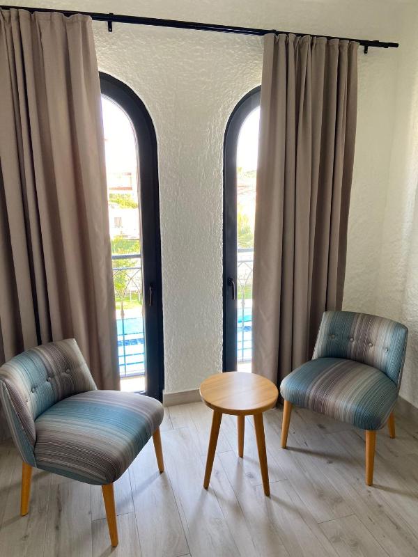 Double Room with Pool View image 3