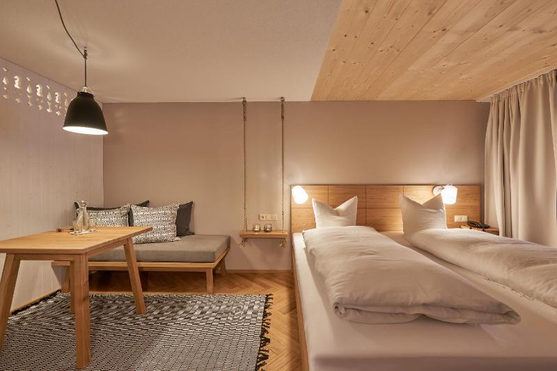 Double Room with Balcony image 2