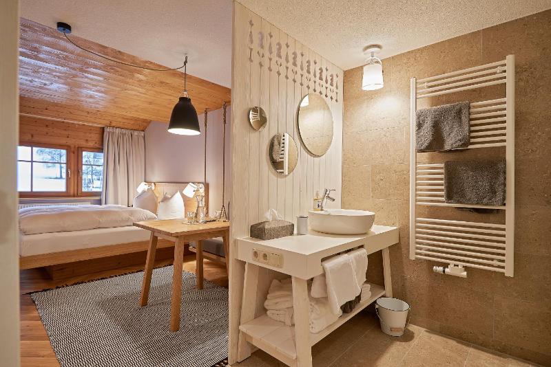 Double Room with Balcony image 3