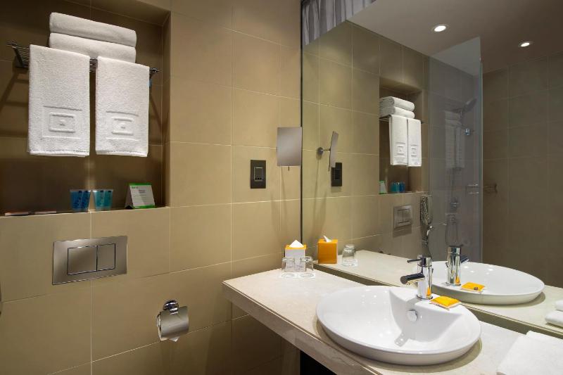 High Floor Centro Room - Queen Bed image 2