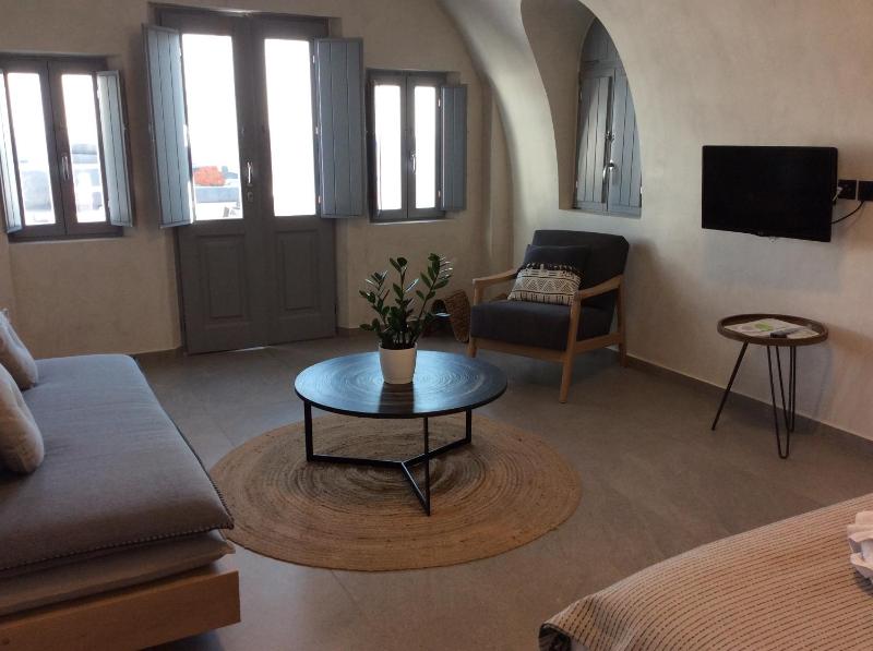 Almyra Oia Suites - Adults Only - image 10