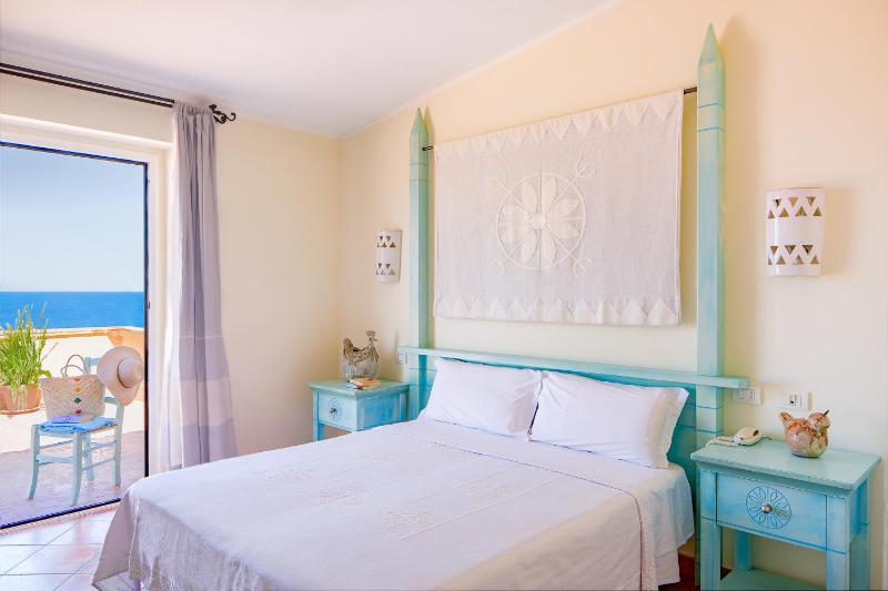 Triple Room with Sea View image 1