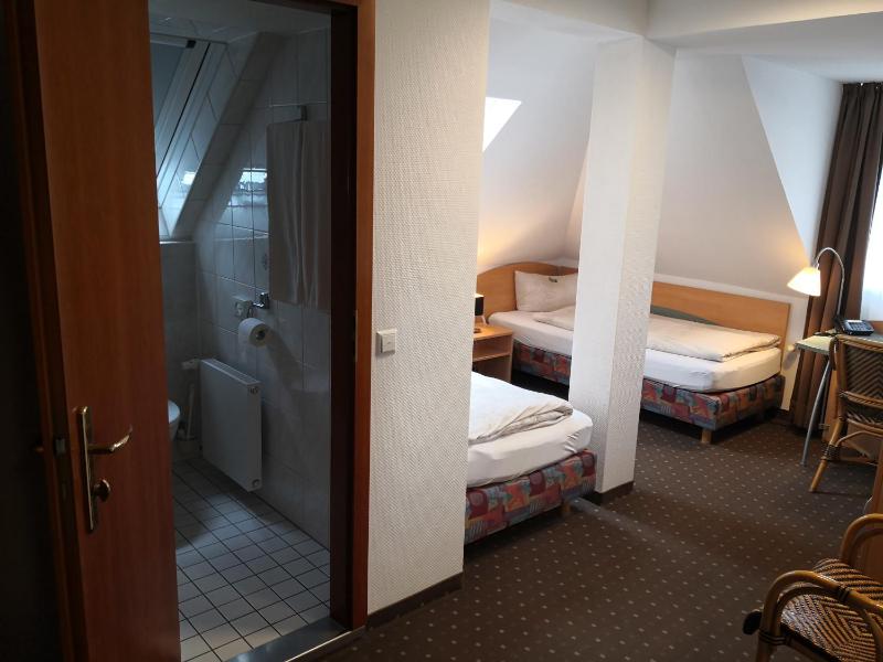 Twin Room image 3