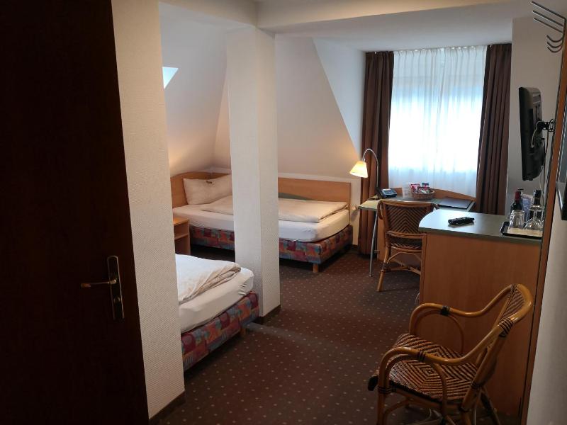Twin Room image 2