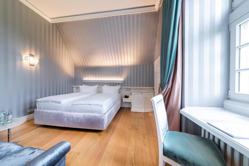 Double Room image 3