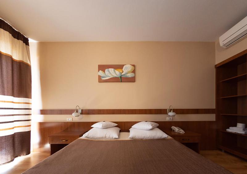 Double Queen Room image 4