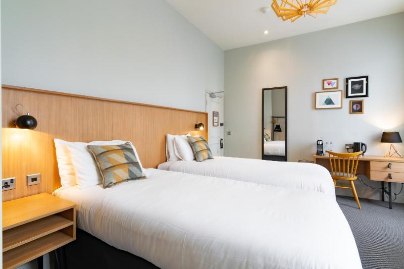 Twin Room image 3
