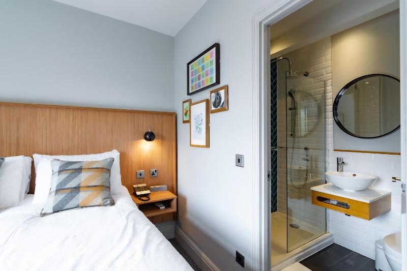 Small Double Room image 2
