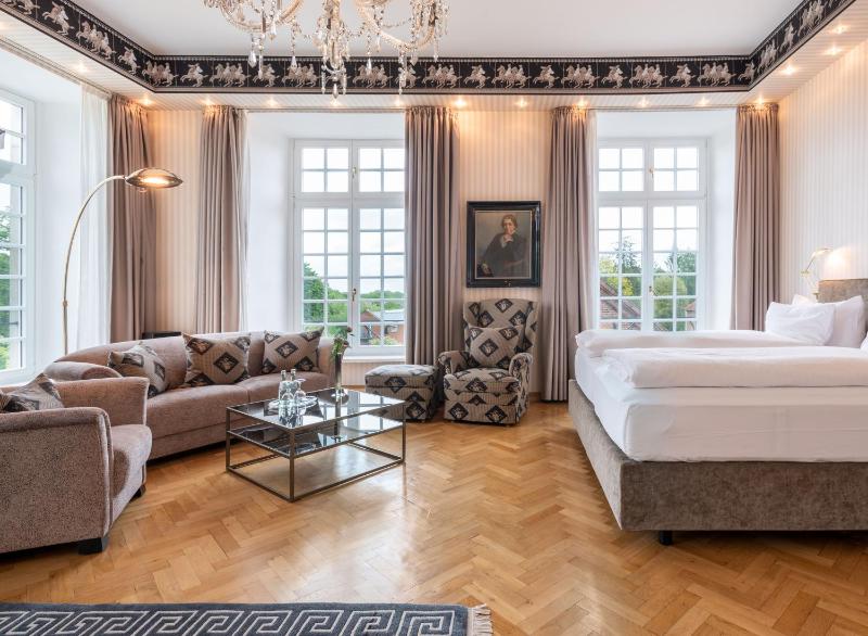 Grand Deluxe Double Room image 3