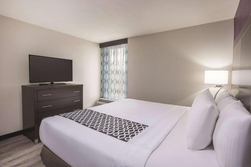 One-Bedroom King Suite - Non-Smoking image 2