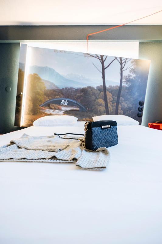 Standard Double Room image 3