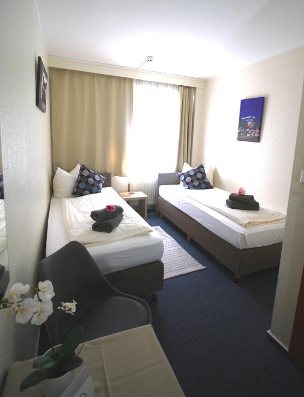 Standard Twin Room image 2