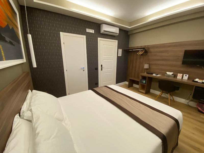 Superior King Room image 3