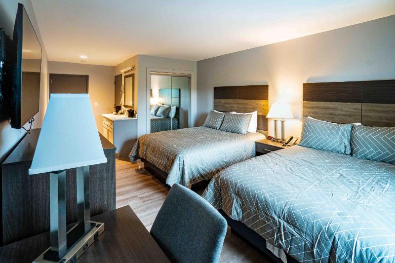 Queen Room with Two Queen Beds image 2