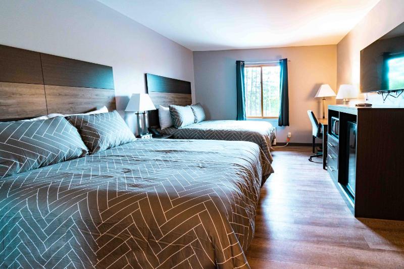 Queen Room with Two Queen Beds image 3