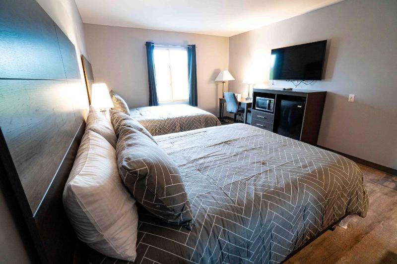 Queen Room with Two Queen Beds image 4