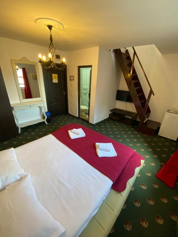 Family Suite with Private Bathroom image 3