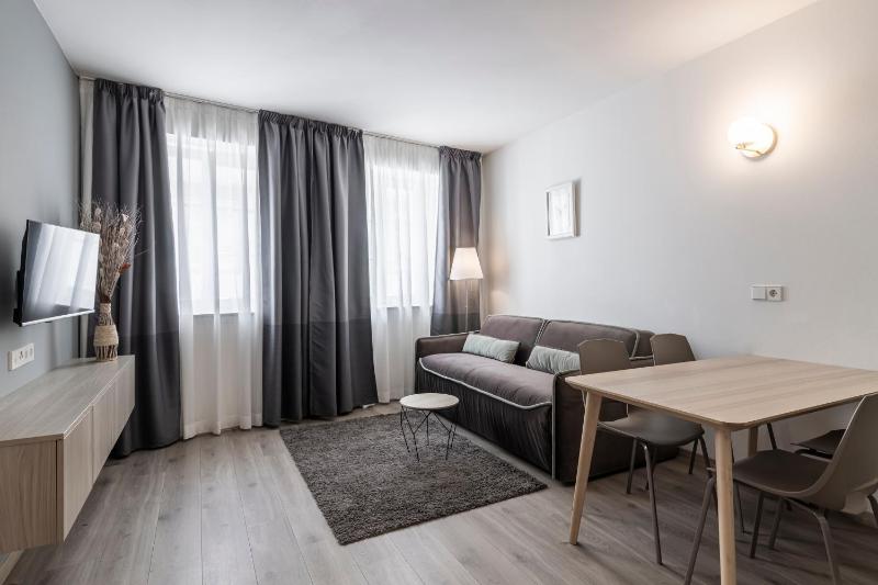 One-Bedroom Apartment image 4
