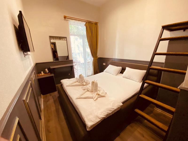 Quadruple Room with Terrace image 2