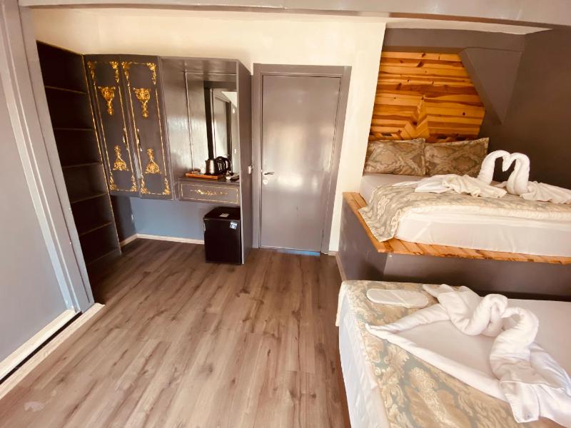 Quadruple Room with Terrace image 4