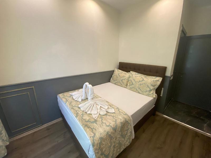 Double Room with Balcony image 2