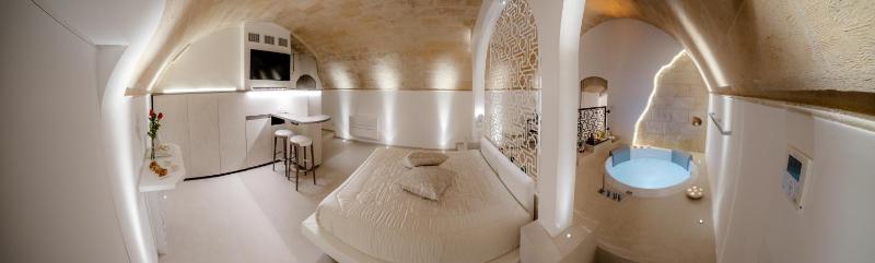 Deluxe Suite with Spa Bath image 3