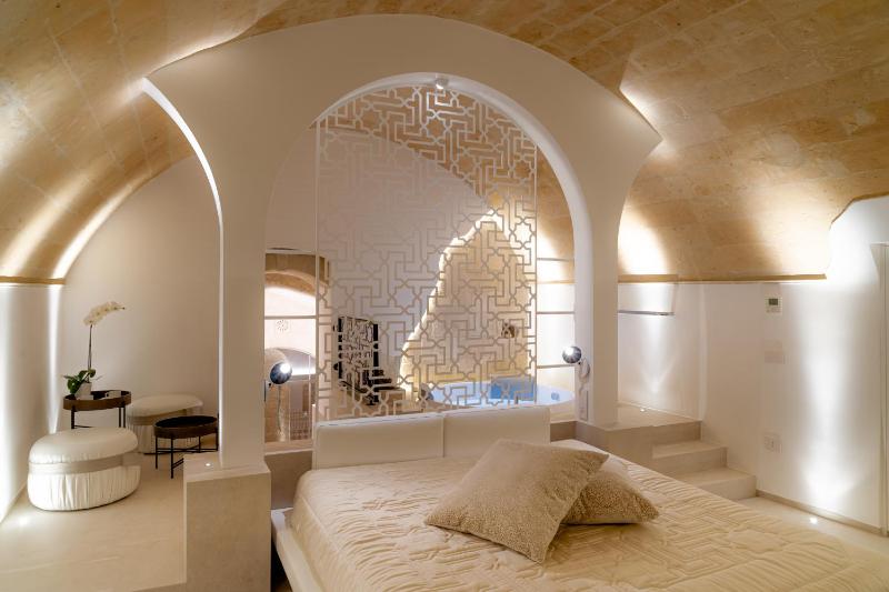 Deluxe Suite with Spa Bath image 4