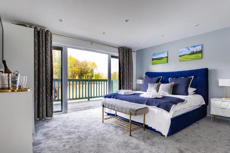 Double Room with Spa Bath image 4