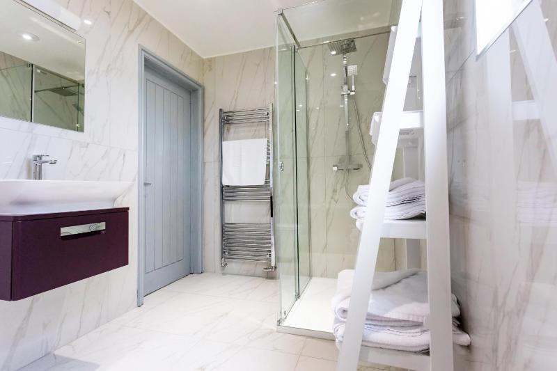 Double Room with Spa Bath image 3