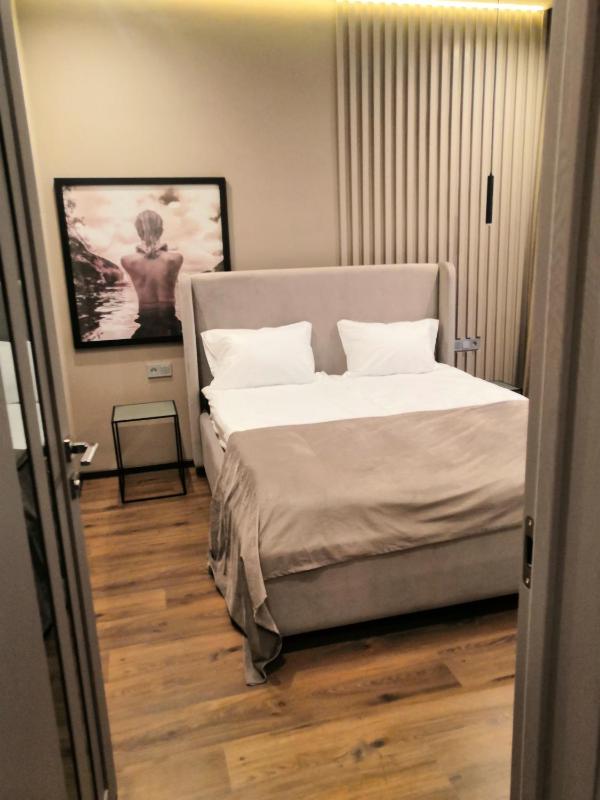King Suite with Balcony image 3