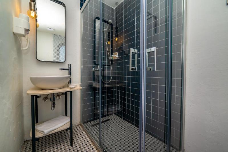 Double Room with Pool View image 2