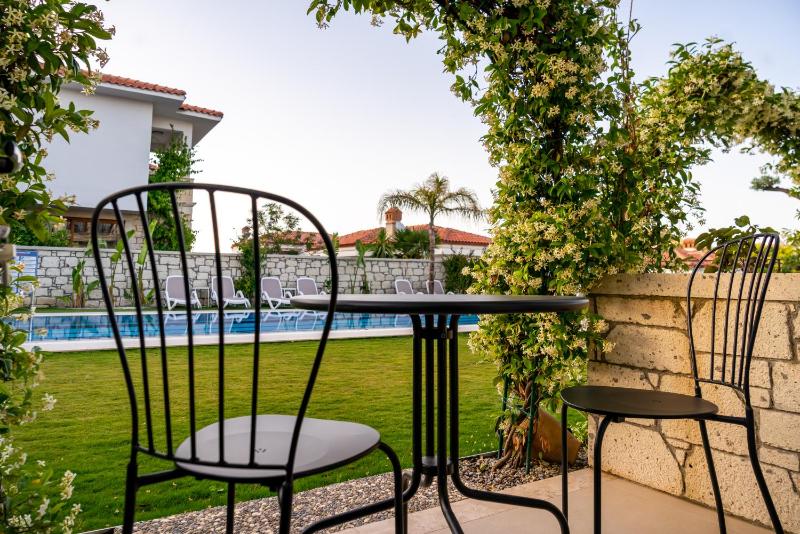 Double Room with Pool View image 4