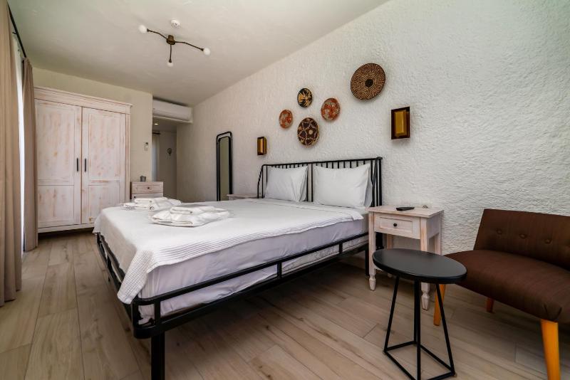 Double Room with Pool View image 3