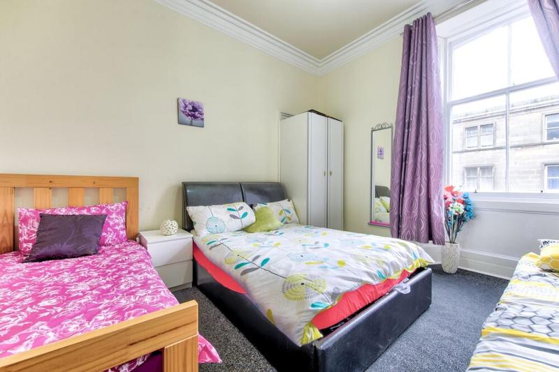 Quadruple Room with Shared Bathroom image 2