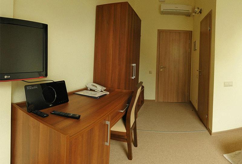 Double or Twin Room image 3