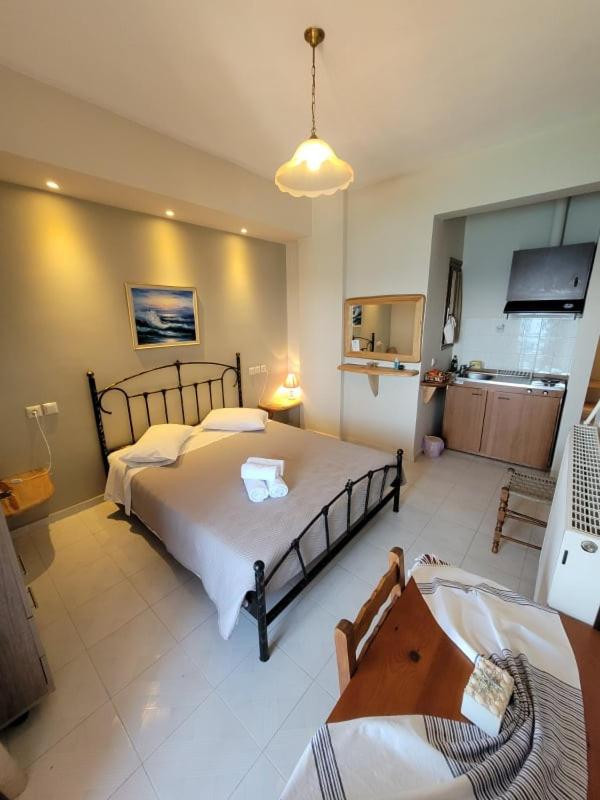 Deluxe Double Room with Balcony and Sea View image 2